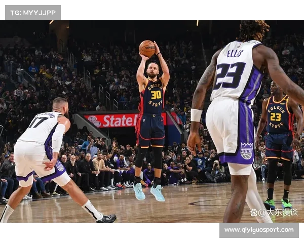 库里超远三分命中,主场观众起立鼓掌 库里超远三分命中,主场观众起立鼓掌